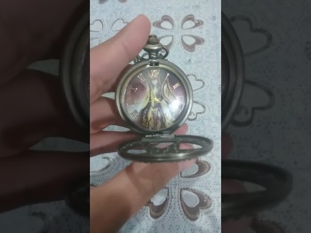 Vídeo relacionado con HUIBBGO Reloj de Bolsillo de Cuarzo con Colgante de Cadena de Reloj de Cadena de Regalo con Tema de Cubierta de Pentagrama Hueco de Saint Seiya de Bronce Antiguo