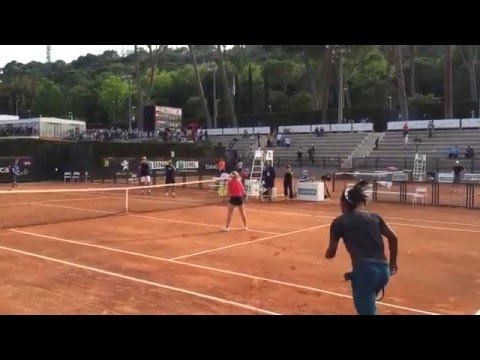 Gael Monfils smashe en sautant par-dessus sa partenaire d'entraînement