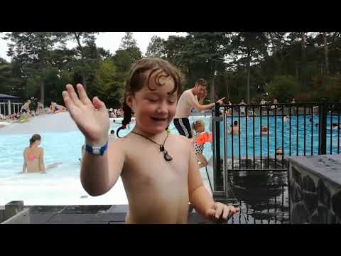 Ella op de glijbaan bij camping de paal