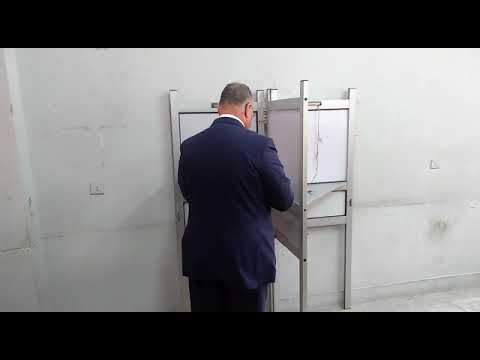 محافظ القاهرة يدلى بصوته فى الاستفتاء على التعديلات الدستورية
