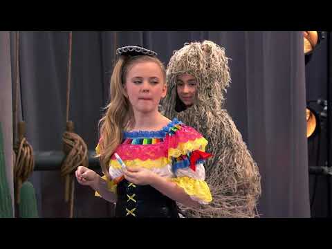 Jessie Creepy Connie's Curtain Call Connie puts on Chapstick to kiss Luke Ross Sierra McCormick