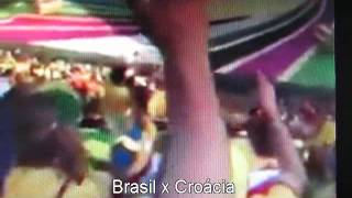Abertura da Copa torcedores gritaram Dilma vai tomar no cu...