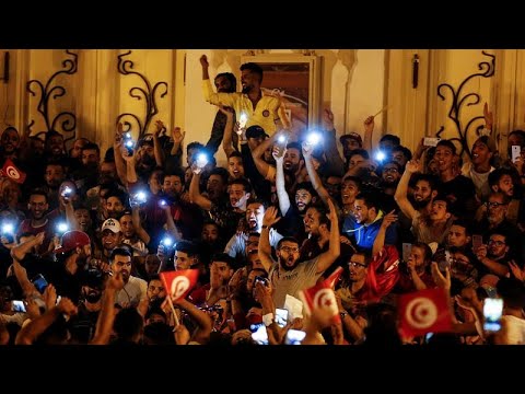 شاهد الاحتفالات تعم تونس بعد إعلان فوز قيس سعيد بالإنتخابات الرئاسية وفقا للاستطلاعات …