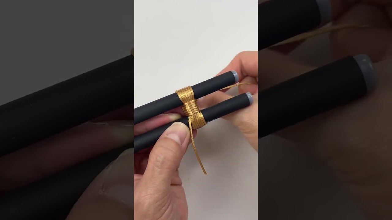 Crée un petit porte-clés unique en boule, des perles et du fil de coton ! #BijouxFaitsMain