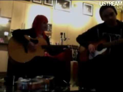 Hayley and Taylor jamming on guitar (Paramore studio ustream outtake)