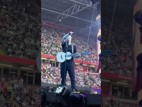 Ed Sheeran Stops A Fight In The Crowd 😱