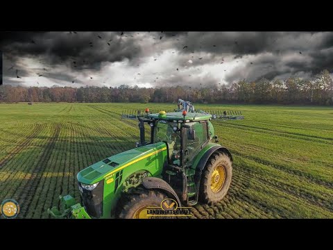 Düngung in der Landwirtschaft John Deere 8R Gülle fahren - 4 Güllewagen driving slurry