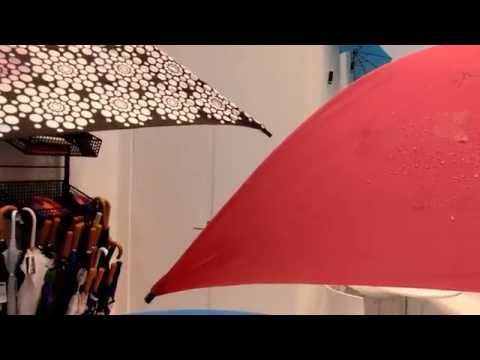 Deštníky reagující na vodu mění barvu