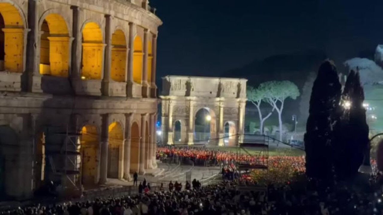 Via Crucis, 30mila fedeli al Colosseo