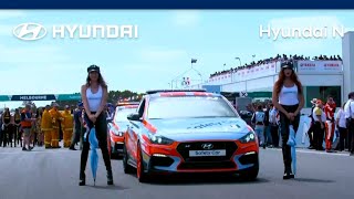 Ana Carrasco disfruta de su Hyundai i30 Fastback N en el mundial de SBK Trailer