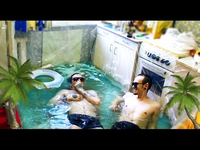 Двое ,,,, устроили бассейн прямо на кухне квартиры (фото, видео +16)