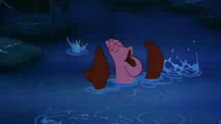 la petite sirène embrasse la