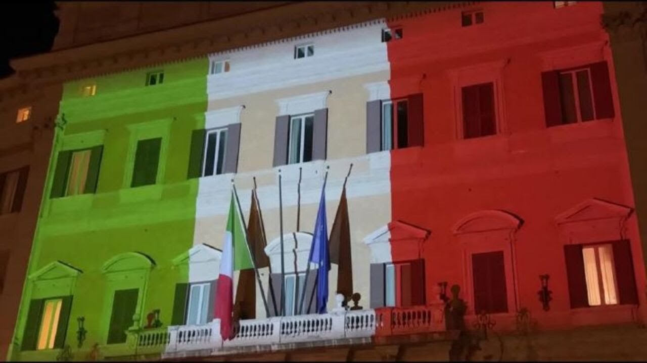 4 Novembre, Montecitorio illuminato con il tricolore per la Festa delle Forze Armate