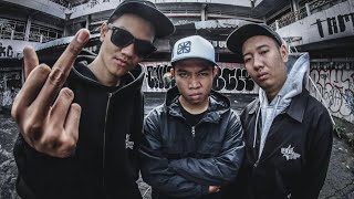 Download lagu CORELEY’O - BERKACALAH (LIRIK VIDEO) mp3