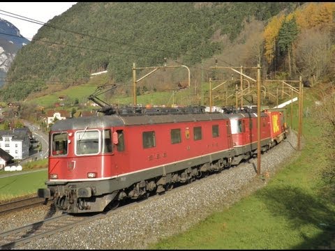 Bahnverkehr in Erstfeld am 20.11.10 - Re 6/6 im Schubdienst