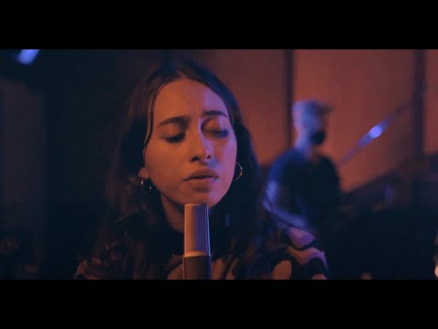 Sofía Valdés - "Lonely" [Live Performance]
