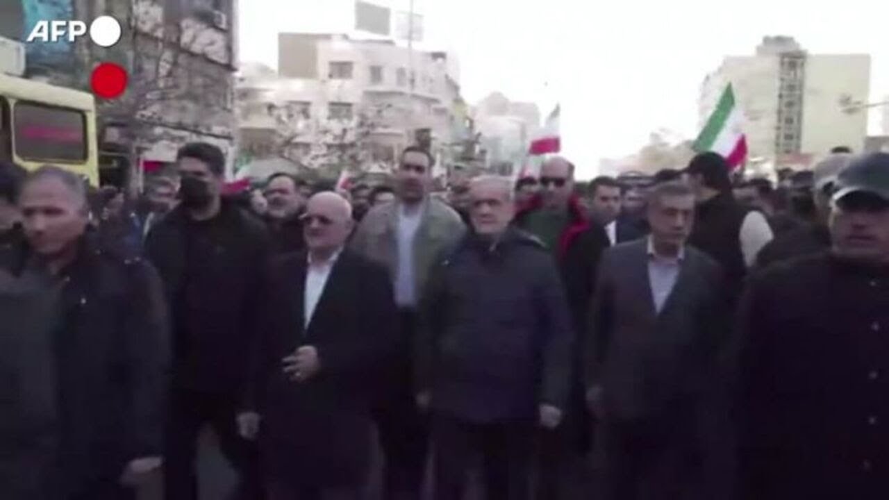 Migliaia a Teheran manifestano per la Repubblica islamica