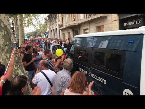 Attentat Barcelone - Une mamie embrasse un policier