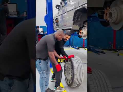 Il remet ce pneu en place sans effort
