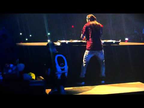 STEVE AOKI SE PONE LA CAMISETA - BMCTV GARDEN RAVE 2015