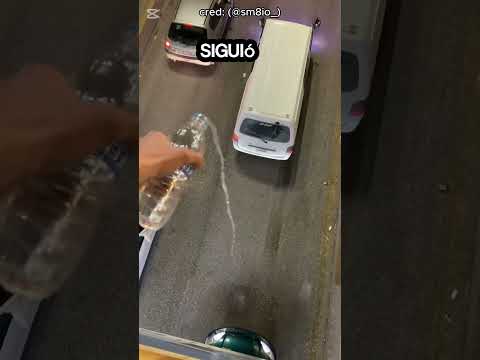 Le lanzó agua a un coche… ¡y se llevó una sorpresa!
