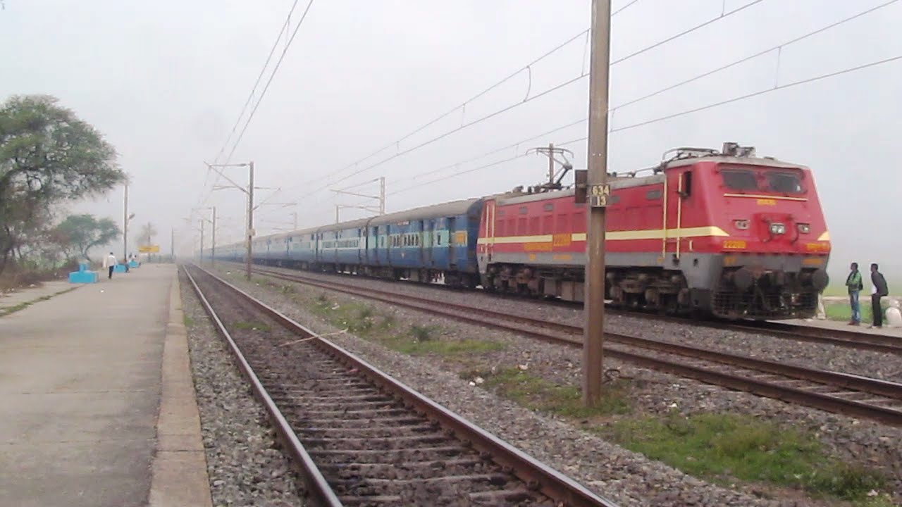 12322 Mumbai CST - Howrah Mail (via Allahabad) crossing Dhanichha !!