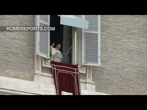 Francisco en el Ángelus: Es fundamentalista contraponer a “Dios y al César”