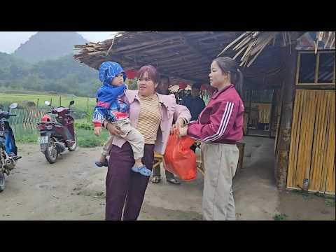 Finally, the woman came to pick up Khoai and take him home. Hang felt empty.