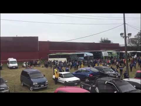 "LA HINCHADA DE LUQUE RECIBIENDO AL EQUIPO EN CIUDAD DEL ESTE" Barra: Chancholigans &bull; Club: Sportivo Luqueño