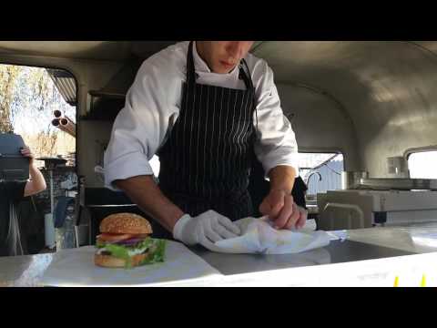 El puesto de Fabio - Armado de las hamburguesas.