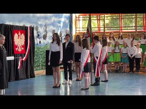 SP 3 w Słupsku. Przekazanie sztandaru uczniom klas 7