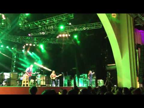 Pat Benatar - Love Is A Battlefield