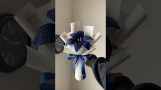single lily bouquet in the making 🫐💙 #crochet #crochetflower #minibouquet