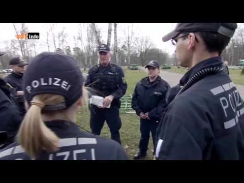 ZDFinfo - Doku - Auch Mensch - Polizeiarbeit bei Fußballspielen