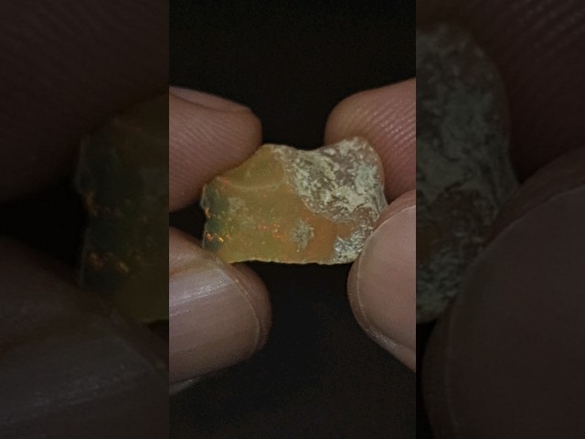 حجر اوبال خام طبيعي تحفة للإقتناء أو الإهداء