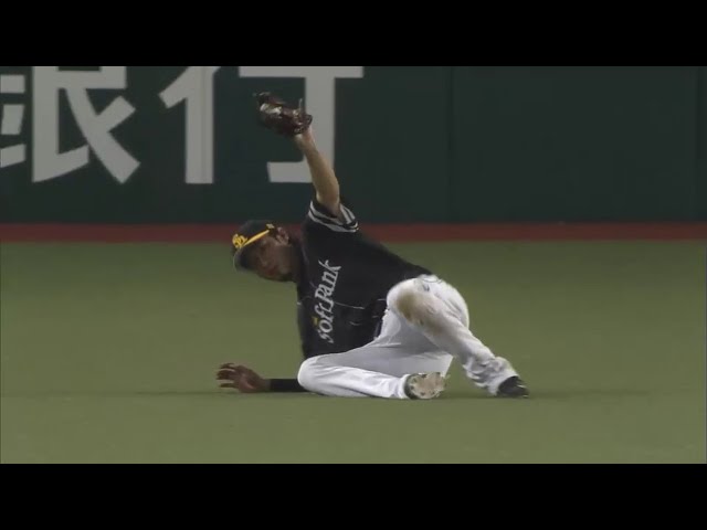 【3回裏】ホークス・柳田 センター前への打球を滑り込みながら好捕!! 2016/9/1 L-H