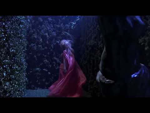 Winona Ryder, Sadie Frost in Dracula - lucy at night