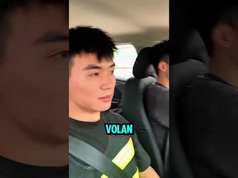intruktor mu je stavio voće na volan da nebi ovo uradio🤣