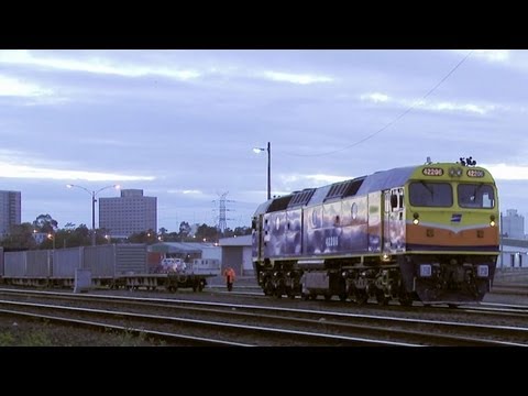 Diesel locomotive 42206 shunts a freight train - PoathTV Railroads and Trains in Australia part 5