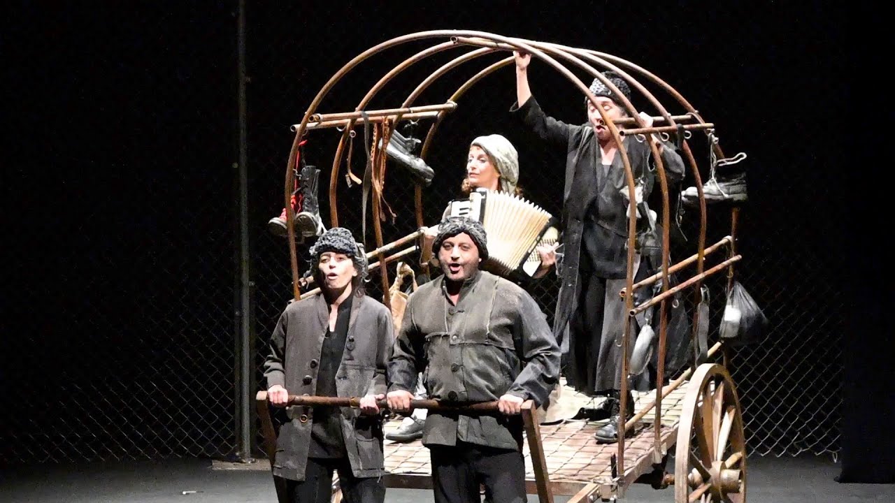 El grupo Atalaya emociona al público ceutí con ‘Madre coraje’