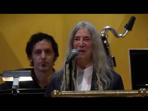 Nervous' Patti Smith forgets Bob Dylan lyrics !!!