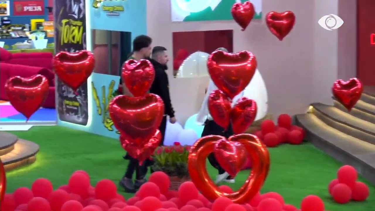 Gjesti tenton të hedhë në pishinë trëndafilat që dërgoi Jozi, Loredana ia merr nga dora