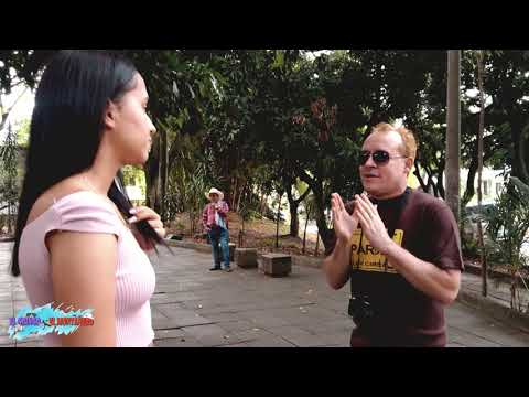 Un montañero enseñándole a un gringo como conquistar una mujer!·Así es que se conquista en Medellín!