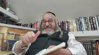 שיעורים קצרים הכנה לאורות ימי הפורים ה'תשפ"ו – ביידיש –  3 – ע"פ אוצר היראה תשובת השנה פורים אות לא' (הרב מוטה פראנק) - התמונה מוצגת ישירות מתוך אתר האינטרנט יוטיוב. זכויות היוצרים בתמונה שייכות ליוצרה. קישור קרדיט למקור התוכן נמצא בתוך דף הסרטון