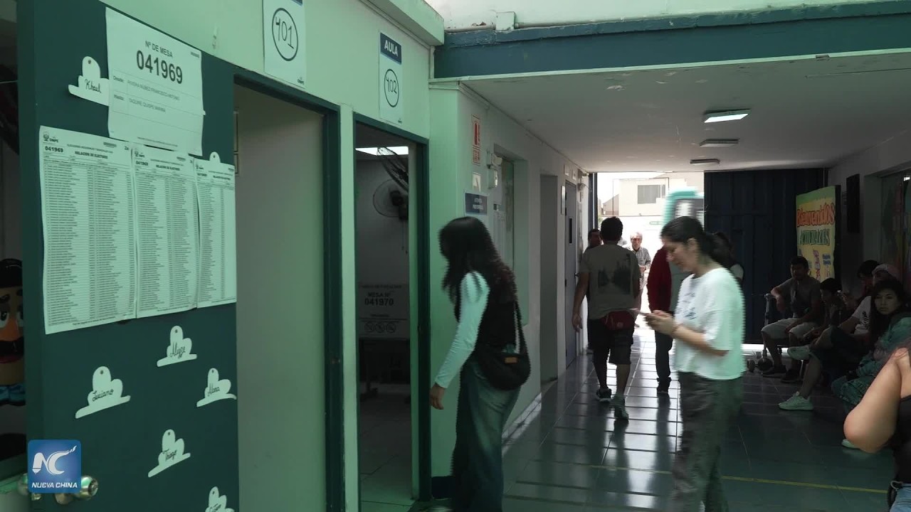 Cierre de centros de votación en comicios regionales y municipales en Perú