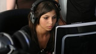 Девушка Global Elite играет в CS:GO