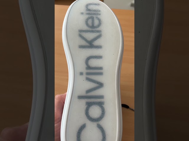 Vídeo relacionado con Calvin Klein Jeans Sneaker con Suela Cupsole para Hombre con Logo Tipo, Negro (CK Black/Bright White), 44