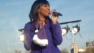 Alexandra Burke (Tower Bridge) - White Christmas (01/12/2009)