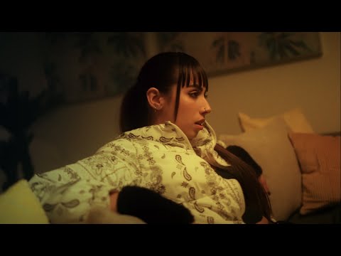 JENN - ES TIMIDA (Official Video)