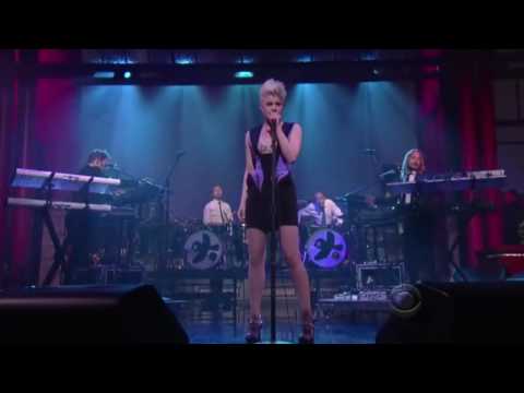 Robyn - Dancing on My Own (Letterman 07-19-10)